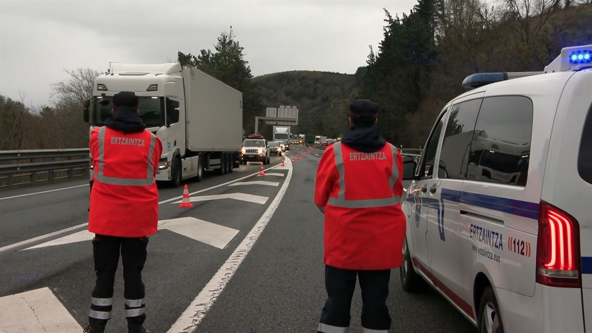 Varios bomberos en el lugar del accidente. 