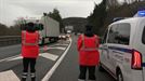 Auto-ilara luzeak AP-8an, Deba parean, kamioi bat irauli ostean