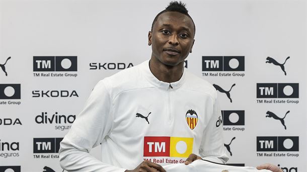 Umar Sadiq, Valentziako kamisetarekin. Argazkia: EFE