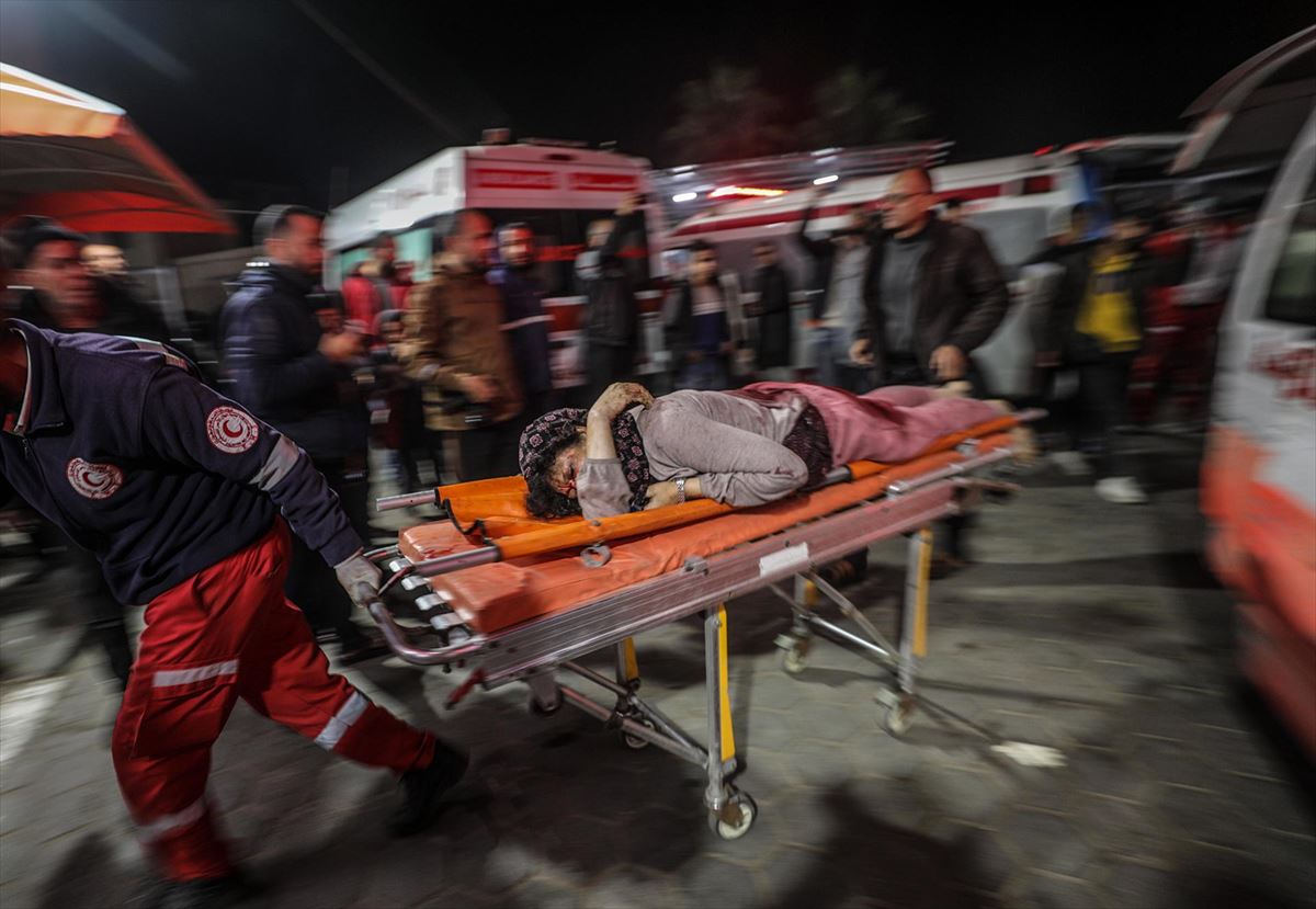 Llegan heridos al hospital Al Aqsa, en Deir Al Balah, hoy. EFE. 