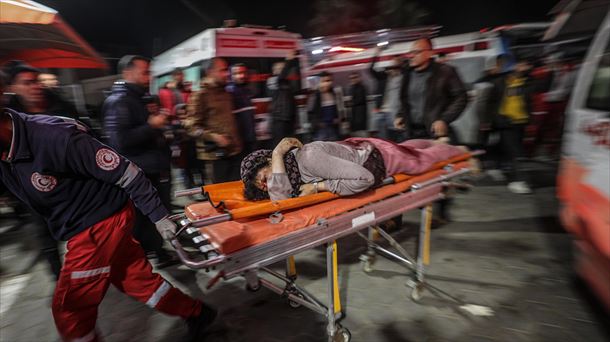 Llegan heridos al hospital Al Aqsa, en Deir Al Balah, hoy. EFE. 