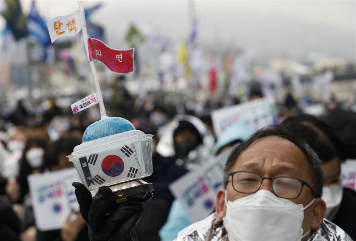 Protesta contra Yoon Suk-yeol en Seúl. Foto: EFE