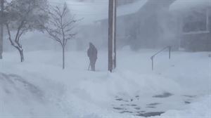 La tormenta de nieve pega fuerte en el centro de EE.UU., y provoca la cancelación de miles de vuelos