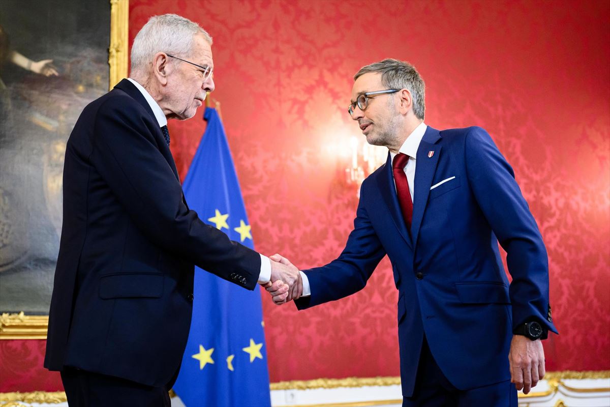 Van der Bellen (izquierda) saluda a Herbert Kickl. Foto: EFE