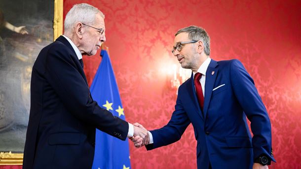 Van der Bellen (ezkerrean), Kickl agurtzen. Argazkia: EFE