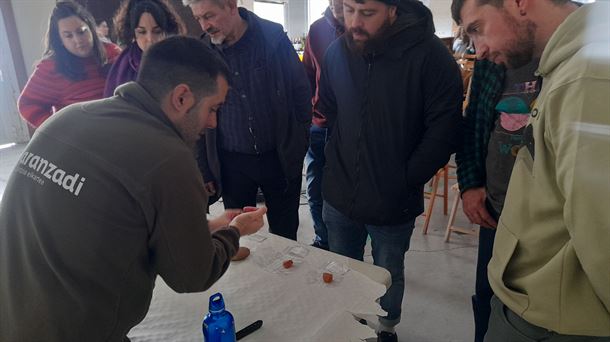 J. Obaldia responde a las dudas de los participantes en la charla en el Txoko de Izoria