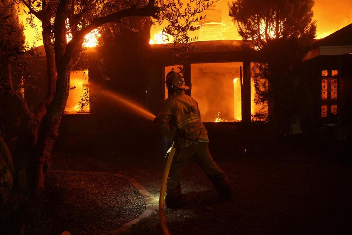 Bombero trabajando. Foto: EFE.