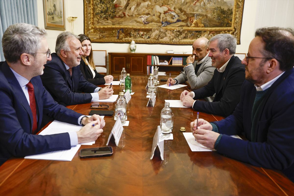 Ángel Víctor Torres, izquierda junto a su equipo, y Fernando Clavijo, derecha junto a su equipo. 