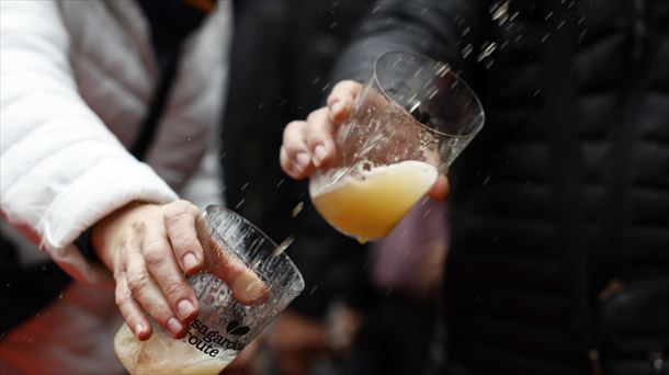 Varias personas escancian vasos de sidra en la presentación de la temporada de 'txotx' 2025