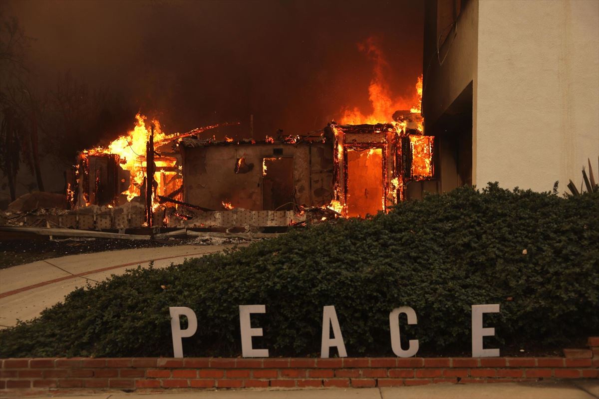 Una vivienda incendiada. EFE. 