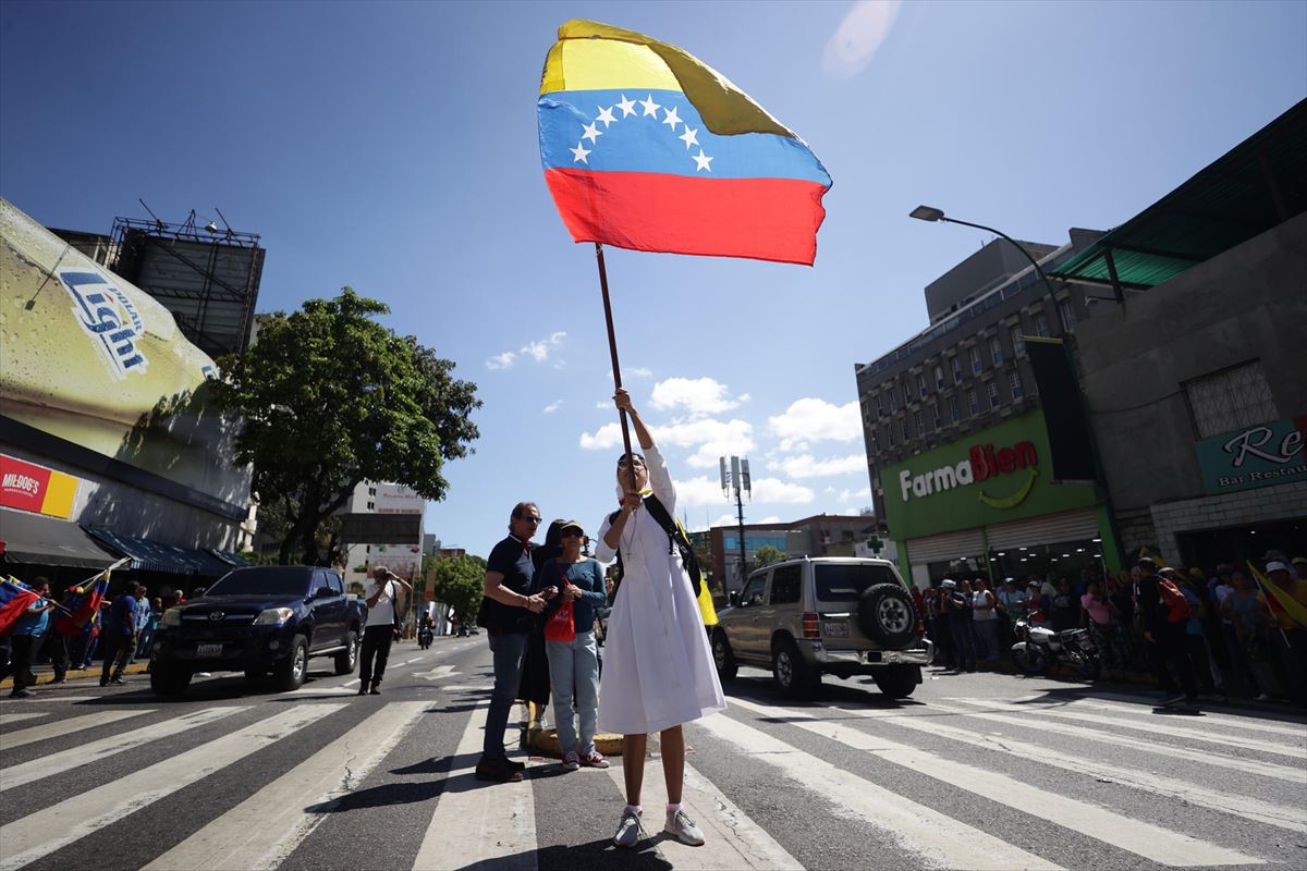 Una monja opositora venezolana agita una bandera en una manifestación en Caracas