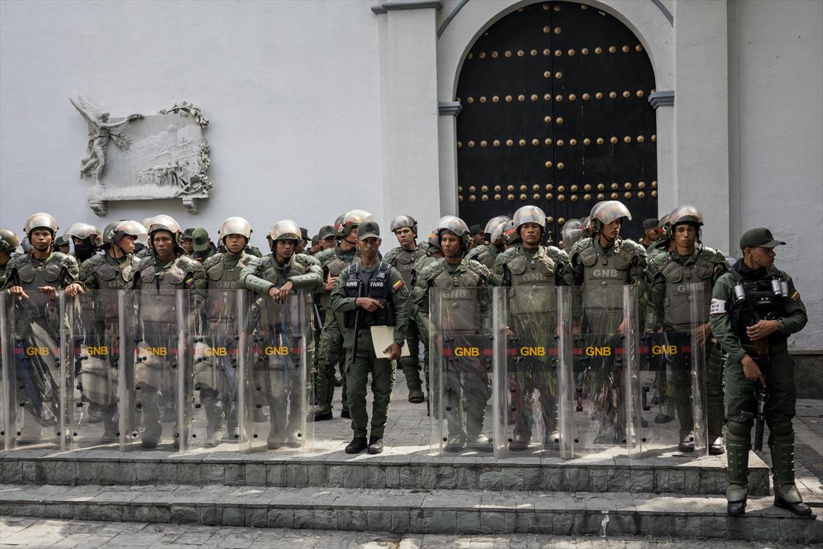 Dozenaka polizia Venezuelako Parlamentuaren aurrean, inbestiduraren aurreko egunetan. 