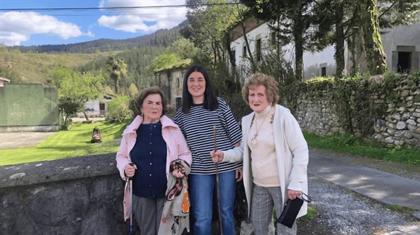 Libe y Primis Alday con la nieta de Primis, Guiomar. PUEBLOS DE ÁLAVA