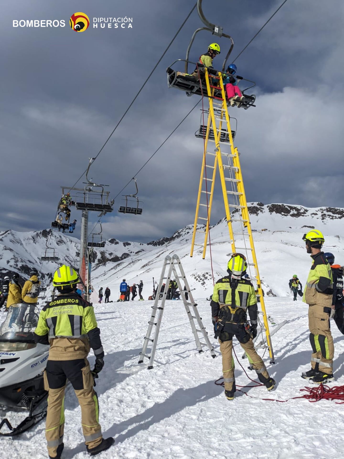 Bomberos en trabajos de rescate. 