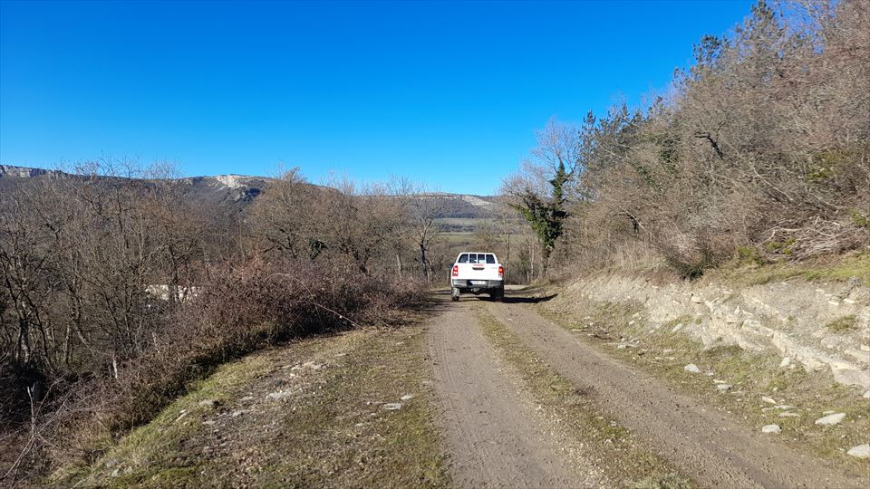 Algunos vecinos  y vecinas optan por subir en 4x4 para subir el material y los alimentos