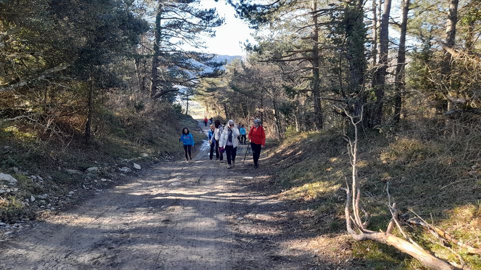 Otros romeros optan por subir a pie hasta la ermita