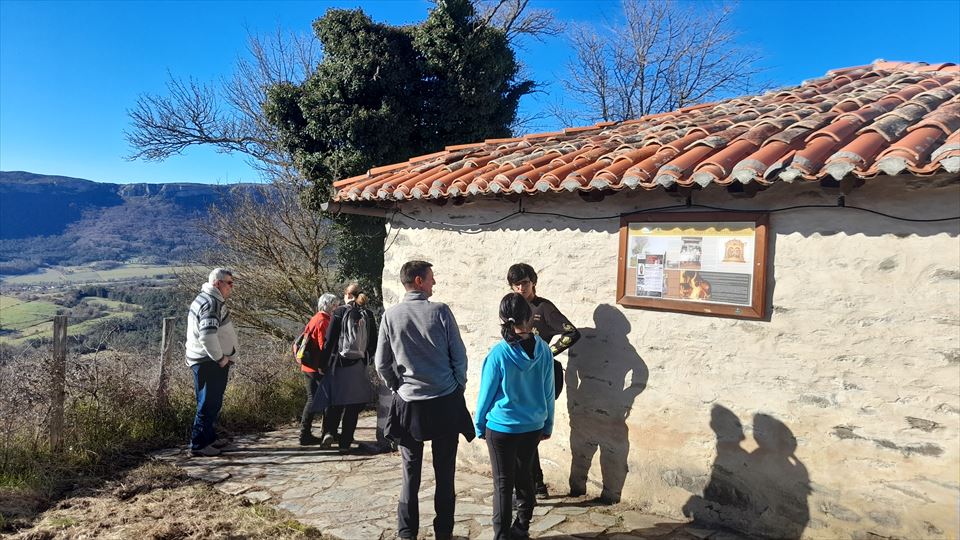 A la llegada a la ermita de San Antón nos recibe el cura que llevará la ceremonia, D. Pedro