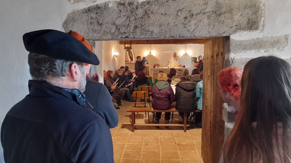 Vista  desdes el exterior de la misa en honor a San Antón Abad