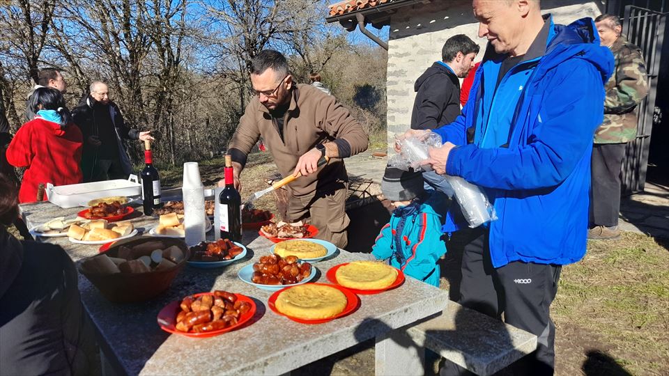 Tras la misa, momento del hamaiketako en hermandad