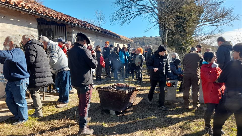 Cada romero aporta 2 euros para sufragar el almuerzo