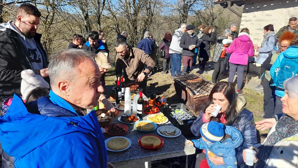 Concurrido hamaiketako en el exterior de la ermita de S. Antón Abad