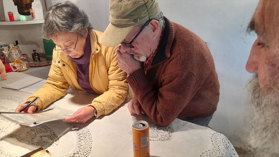 Los vecinos que llevan la subasta comprueban los lotes de productos recién bendecidos