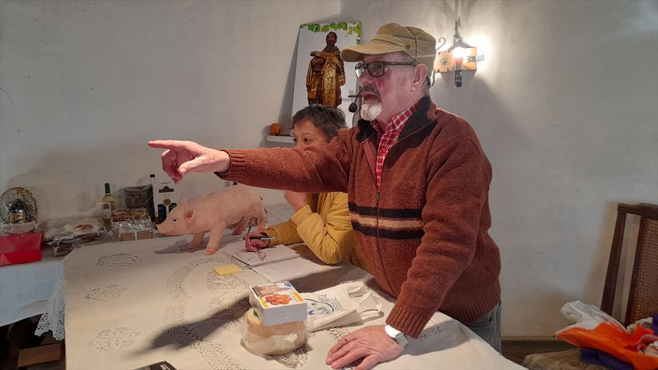 Comienza la puja de los productos bendecidos al final de la misa