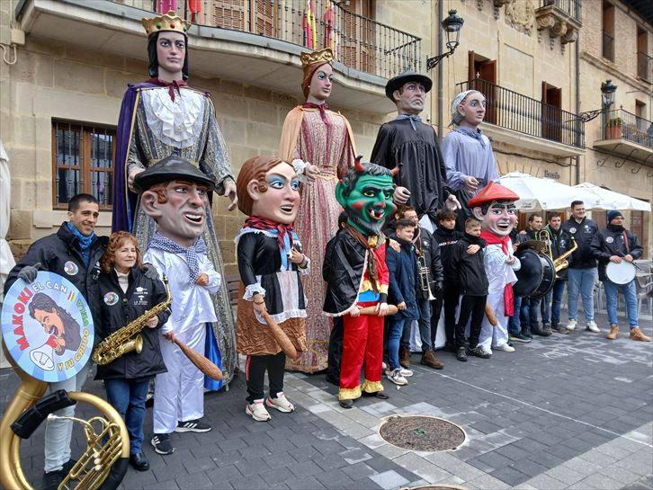 Foto de grupo de la Comparsa de Gigantes y Cabezudos de Oion