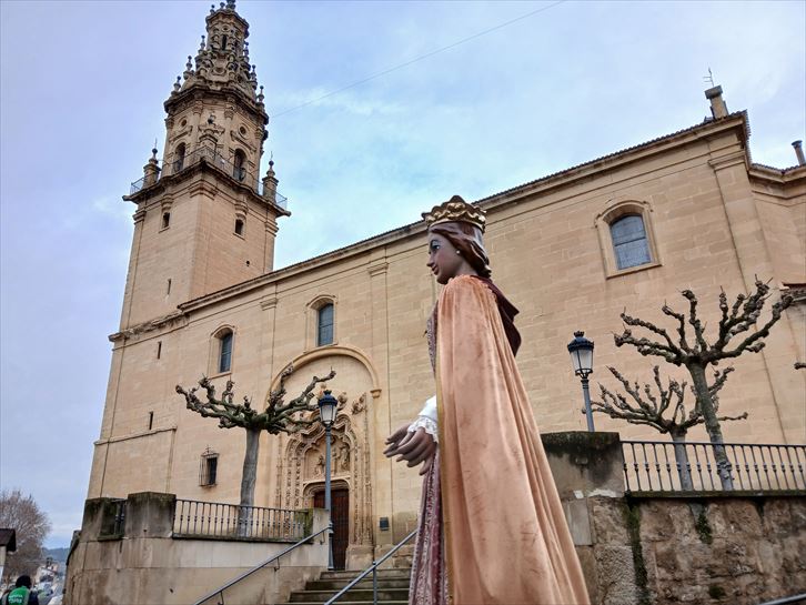 Los gigantes desfilan a los pies de la parroquia en el arranque de su kalejira por las calles de este pueblo de Rioja Alavesa