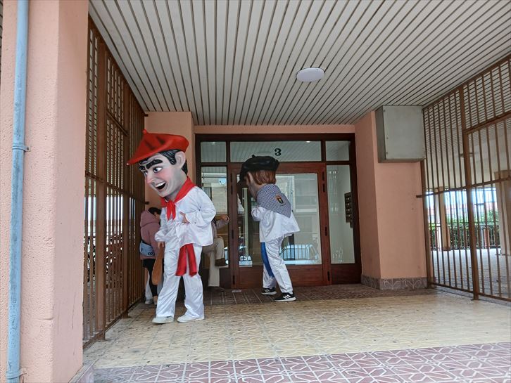 Los cabezudos corren detrás de la chiquillería y los acorralan