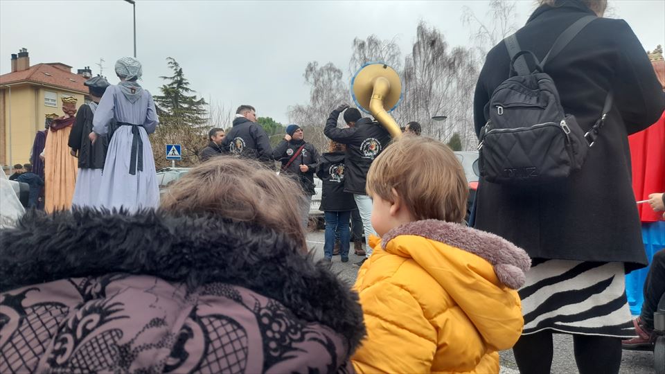 Los txikis disfrutan con el desfile de la Comparsa de Gigantes y Cabezudos de Oion