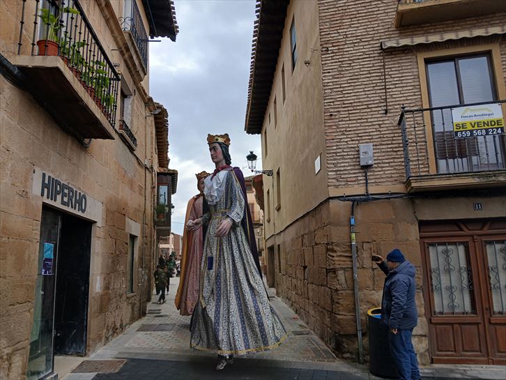 Los gigantes y los cabezudos se encargan de despertar a la vecindad en el día de los Santos Patronos de Oion