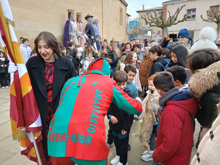 El Katxi recibe el cariño de los txikis 