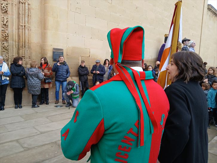 Momentos previos a las 12h del mediodía la Síndica, Leire Mtez, y el Katxi, Juanjo Andollo, esperan ante la portada de la iglesia a la salida del párroco