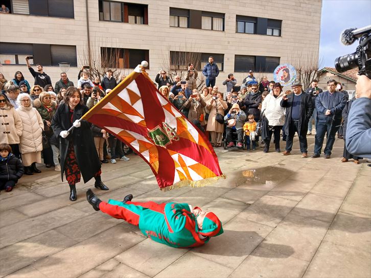 Tradicional Revolcón del Katxi de Oion, principal personaje de la fiestas patronales de Oion