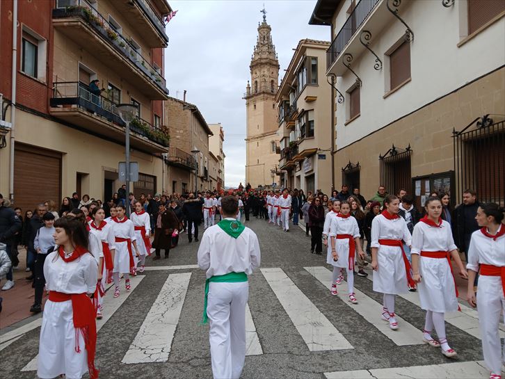 El grupo de danzas de Oion espera a ala llegada de las autoridades a los pies de la parroquia