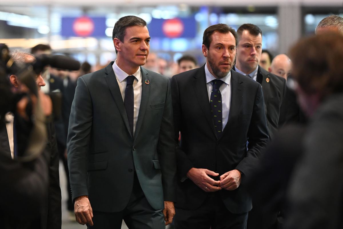 El presidente español Pedro Sánchez y el ministro de Transportes, Óscar Puente, en Fitur