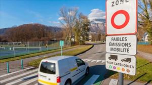 Señales que anuncian el inicio de una Zona de Baja Emisión, en Francia.
