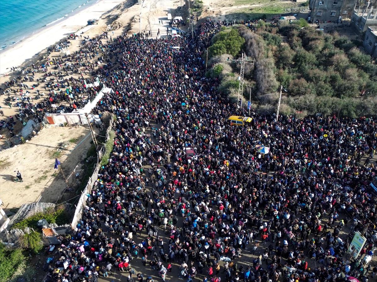 Desplazados palestinos esperando permiso para pasar al Norte de Gaza. Foto: EFE