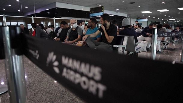 Hainbat pertsona deportatu, aireportuan. Argazkia: EFE