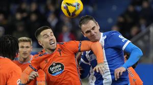 Kike García, autor del gol del Alavés, disputa un balón con Ristic. Foto: Efe.
