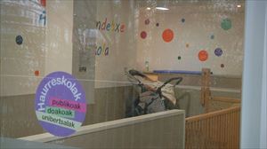 Los sindicatos cifran en 85&nbsp;% el seguimiento de la huelga en Haurreskolak; Educación lo rebaja al 49,5&nbsp;%