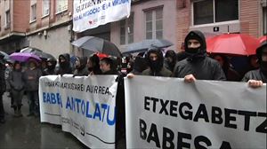 Bost seme-alaba dituen emakume baten etxegabetzea atzeratu dute Burlatan