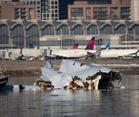 Un solo controlador aéreo realizaba dos tareas a la vez en el momento del accidente de Washington