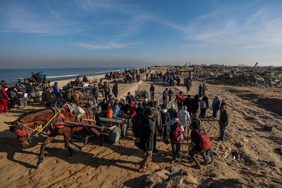 Palestinos entre los escombros de los edificios destruidos 