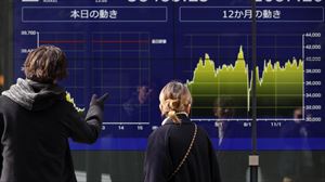 Trumpen muga-zergek zartakoa eragin dute burtsetan eta dolarrak gora egin du