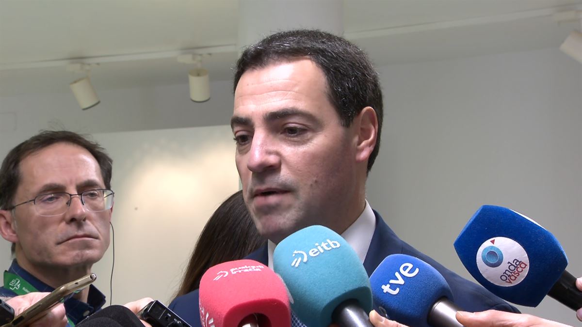Pradalesek eskerrak eman dizkio Ortuzarri, eta EAJren sendotasuna nabarmendu du, bere erabakiaren ostean