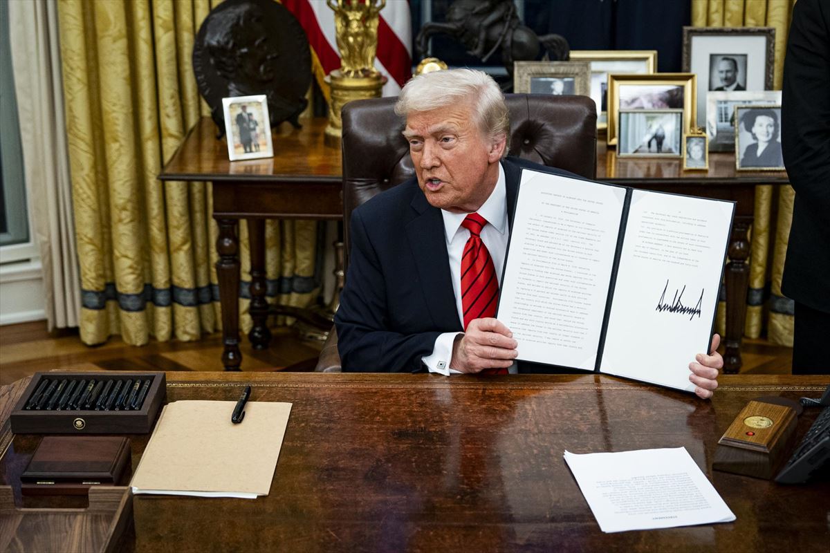 Donald Trumpek agindua sinatu duen unea, Etxe Zurian