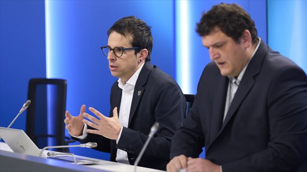 Pello Otxandiano eta Ander Goikoetxea gaur, Eusko Legebiltzarrean. Argazkia: EFE