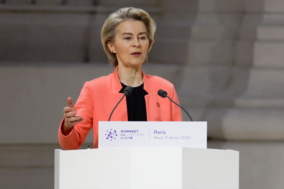 Ursula Von der Leyen Europako Batzordeko presidentea, Parisen egindako goi-bileran. Argazkia: EFE